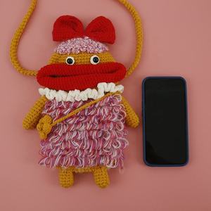 Sac de téléphone portable tricoté à la main, motif bouche de saucisse, accessoire amusant et tendance - Product Image 4