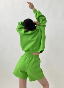 เซ็ตชุดวอร์มผ้าฟลีซมีฮู้ดสำหรับผู้หญิงเสื้อสเวตเชิ้ตเปิดไหล่ปล่อยแบบเรียบมีฮู้ดกางเกงขาสั้นสองชิ้นลำลองของผู้หญิงขายส่ง - Product Image 3