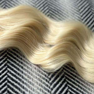 Pour les extensions de cheveux Genius Weft # 60 mèches de cheveux vierges russes blond platine 12A, lisses, à clipser, avec trame plate souple - Product Image 5