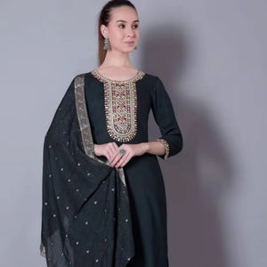 Pantalon Kurti indien pakistanais en coton brodé pour femmes Dupatta vêtements de fête catalogue en gros excellente valeur Radhika - Product Image 1