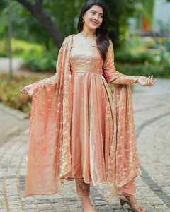 Belle robe Anarkali en soie avec robe longue pakistanaise Salwar Kameez Dupatta pour les fonctions de mariage. - Product Image 1