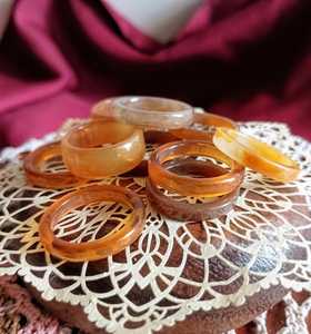 Bagues en résine artisanales élégantes aux couleurs vibrantes et aux designs uniques, parfaites pour ajouter du charme et de l'élégance à n'importe quelle tenue. - Product Image 5