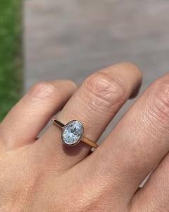 Anillo minimalista solitario con circonita cúbica de corte ovalado de 6x9 mm, engastado en bisel, plata 925 chapada en oro, joyería fina al por mayor - Product Image 1