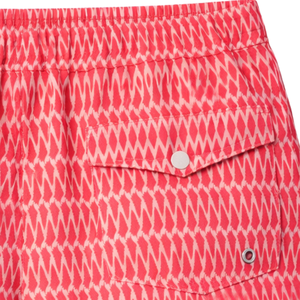 Shorts de bain recyclés pour hommes, motif géométrique rouge, séchage rapide, avec taille élastique et poches à cordon - Product Image 4