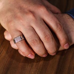 Anillo de Plata de Ley 925 para Hombre, Corte Esmeralda, Patrón Geométrico Rectangular, Sin Piedras, Cadena para Uso Diario, Bañado en Rodio - Product Image 1