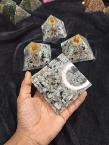 Pirámide de Orgón de Piedra Lunar Arcoíris Natural, Generador de Energía de Cristal con Bobina de Cobre para Reiki, Meditación y Sanación de Chakras - Product Image 4