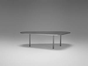 Table en aluminium table de forme organique avec une surface lisse et trois pieds cylindriques La conception de la table comporte un arrondi - Product Image 2