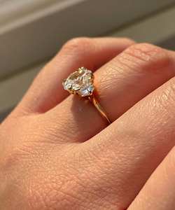 Bague de fiançailles en moissanite taille ovale brillante, or jaune 14 carats, trois pierres, bague de mariée de luxe, bijoux fins pour elle - Product Image 4