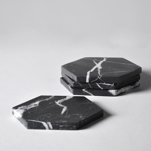 Nouveau 2019 Sous-verres en pierre de marbre hexagone noir gravé avec garniture dorée et fond en liège - Product Image 5