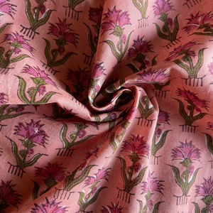 Tela de Algodón Estampada a Mano con Diseño Floral Estilizado en Rosa Pálido, Motivo Inspirado en el Arte Folclórico - Product Image 1