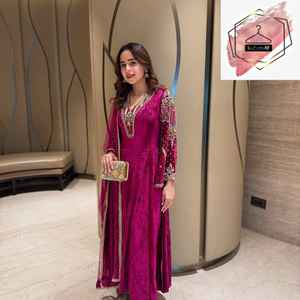 Kurti pantalon dupatta en velours de designer avec broderie multicolore de qualité supérieure, travail de broderie avec des paillettes et des fils de zari, et dentelle faite à la main - Product Image 1