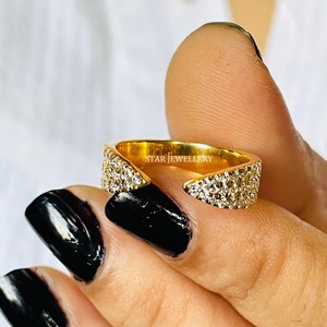 แหวนแต่งงานทองคำแท้ 14K ประดับเพชรธรรมชาติแบบฝังเพชรเต็มวง สไตล์คริสเตียนสุดหรู - Product Image 5