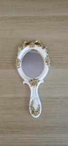 Miroir à main en résine avec finition lisse et brillante, parfait pour un usage quotidien, le maquillage ou des fins décoratives, ajoutant une touche élégante - Product Image 3
