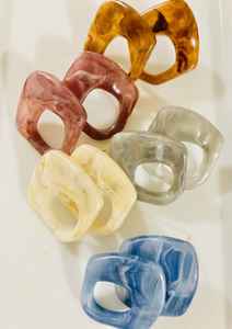 Vente en gros personnalisée de la meilleure qualité, fabriquée à la main et polie, belle bague en résine colorée pour femmes de l'Inde - Product Image 2