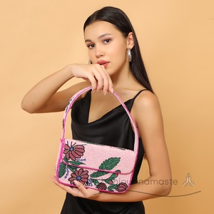 Borsa da donna ispirata al Designer floreale | Borsa di tendenza ricamata a mano artigianale | Disegno floreale rosa - Product Image 1