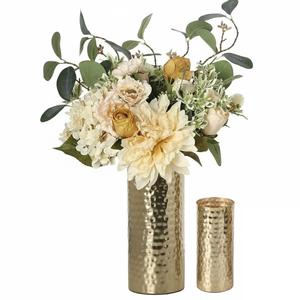 Juego de 2 Jarrones Decorativos Modernos de Metal Martillado en Tono Latón, Jarrones Centrales Elegantes en Dorado para Decoración del Hogar y Bodas - Product Image 1