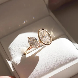 Anillo de Compromiso con Diamante Cultivado en Laboratorio Toi Et Moi de 2.70 CTW, Corte Ovalado, Diamantes Certificados por IGI, Diseño de Engaste de Bisel en Oro Sólido de 14K - Product Image 2