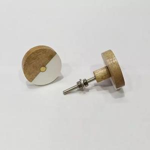 Bouton de meuble en marbre blanc poli fait à la main, poignée de meuble en bois naturel, bouton de décoration pour tiroir, commode, armoire - Product Image 1