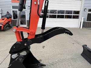 Miniexcavadora Kubota U17 2026: Potencia Ultracompacta con Eficiencia de Giro de Cola Cero - Product Image 6
