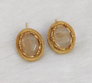 Pendientes Sabyasachi de Latón con Acabado Dorado, Perfectos para Fiestas, Pendientes Minimalistas, Diseño Moderno y de Tendencia - Product Image 2