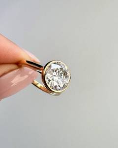 Anillo de diamante de moissanita de corte brillante redondo de dos quilates con ajuste de bisel de firma y Banda Clásica de catedral de dos MM - Product Image 1