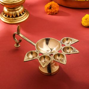 โต๊ะทองเหลืองพร้อมที่จับโค้งสำหรับ Puja และ Diwali Arti การออกแบบที่ทันสมัยตกแต่งบ้าน - Product Image 1