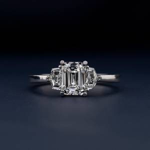 Bague de fiançailles en diamant de laboratoire émeraude, trois pierres, style vintage, monture à griffes en argent, certifiée par un tiers, cadeau d'anniversaire, sans conflit - Product Image 1