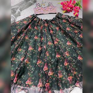 Couleur verte brodée attrayante Party Wear Organza Lehenga choli a une coupe régulière et est fabriqué à partir de tissus de haute qualité - Product Image 2