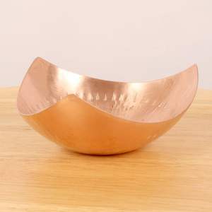 Elegante cuenco de cobre con acabado dorado con base de soporte, ideal para exhibición de mesa, regalos, uso doméstico, bodas, fiestas y eventos - Product Image 2