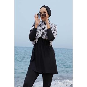 Traje de Baño Negro Modesto para Niñas con Estampado de Letras en la Parte Superior - Product Image 2