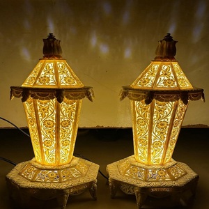 Les lanternes en os sculptées à la main élégantes sur mesure illuminent votre espace avec un art unique. Idéal pour les fêtes d'occasions spéciales - Product Image 1