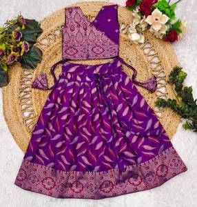 Chaniya Choli fantaisie à col en V en tissu de soie pure pour enfants de 1 à 15 ans, imprimé numérique, pour les fêtes et les occasions spéciales, vente spéciale - Product Image 4