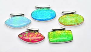 Triplet Opal Gemstone Collier de fête en laiton vintage chrétien pour femme Pendentif de mode en pierres précieuses naturelles assorties - Product Image 3