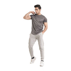 Service OME T-shirts pour hommes en polyester de couleur grise 240 Gsm T-shirt uni à coupe ajustée pour homme avec logo et taille personnalisés - Product Image 4