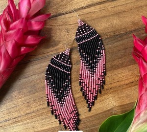 Boucles d'oreilles artisanales magiques noires et roses à perles, boucles d'oreilles ombrées en perles de rocaille, boucles d'oreilles à franges en perles noires - Product Image 2