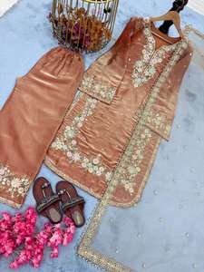 Conjunto de Palazzo y Dupatta de Seda Chinon Pura Más Vendido al por Mayor con Trabajo a Mano de Diamantes y Moti y Manga Elegante para Fiestas - Product Image 5