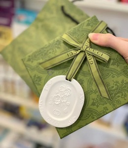 น้ำหอมปรับอากาศในรถยนต์แบบแขวนเซรามิกกลิ่นกุชชี่ฟลอรัล ของตกแต่งบ้านและตู้เสื้อผ้า - Product Image 4