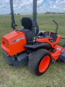 Cortadora de Césped de Giro Cero Kubota ZD1211 Diésel de Alto Rendimiento, Máquina Cortadora de Césped Comercial con Operador a Bordo Diseñada para un Corte Rápido - Product Image 4