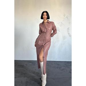 Robe longue en cuir rose poudré, coupe fourreau, avec détails boutonnés, vente en gros - Product Image 3