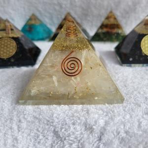 Pirámide de Orgón Tallada con Virutas de Selenita Natural Grande, Cristal de Energía Orgonita para Meditación, Piedra Semipreciosa para Artesanías - Product Image 1