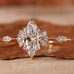 Trendy Cluster Set Lab Grown Marquise Cut Diamond Solitaire Anillos para mujeres Hecho en oro sólido de 10kt - Product Image 1