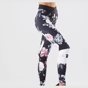 Leggings de yoga fitness pour femmes, confortables, entièrement en polyester, leggings de yoga personnalisés, leggings de sublimation personnalisés pour femmes - Product Image 4