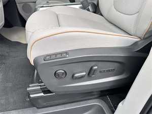 ID.Buzz 2024 d'occasion en excellent état, 1ère Édition, Propulsion Arrière, Électrique, Automatique, Cuir, Jantes R18, Intérieur Clair, Conduite à Gauche, Caméra Arrière, SUV 7 Places - Product Image 6