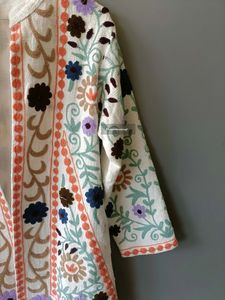 Hermoso abrigo largo de invierno bordado a mano chaqueta Suzani acolchada para mujer Vestido de playa de longitud corta relleno de algodón tejido - Product Image 3