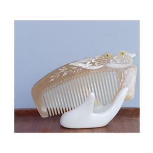 Peigne en corne traditionnel outil fait main durable écologique finition lisse polie fabriqué à partir de corne idéal pour les soins capillaires quotidiens - Product Image 1