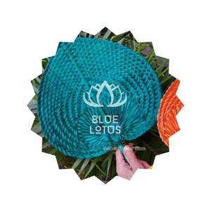Offre Spéciale bleu Lotus 2025 feuille de palmier main ventilateur rustique faveurs de mariage naturel Eco cadeau pour la décoration des invités - Product Image 1