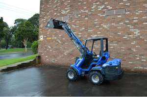 Nouveau mini chargeur sur chenilles 8.4SK avec fourche à palettes, moteur, boîte de vitesses, pompe et composants principaux inclus à vendre - Product Image 3