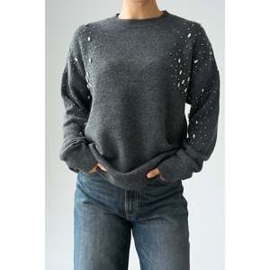 เสื้อสเวตเตอร์สีแอนทราไซต์ประดับหินที่ไหล่ - Product Image 2