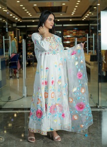 Ensemble Exclusif Designer en Coton Pur Imprimé pour Femme : Kurti Anarkali à Manches Longues, Pantalon Coupe A-Line Longueur Genou et Dupatta – Lavage en Machine - Product Image 2
