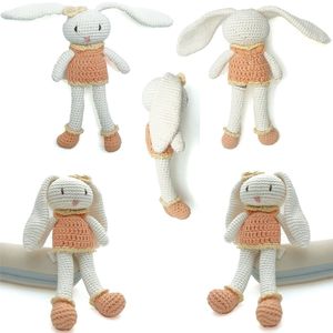Elegante Peluche de conejo Amigurumi con traje naranja claro, juguete perfecto de Indonesia - Product Image 2